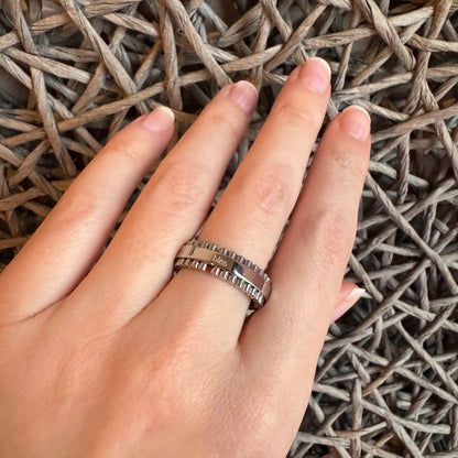 Decor ring Bliss Gioielli worn on the hand with a reflective moving detail