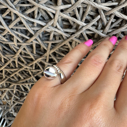 Silberner Bliss Gioielli Ring mit Schrauben-Detail und kleinem Diamant, klare industrielle Anmutung