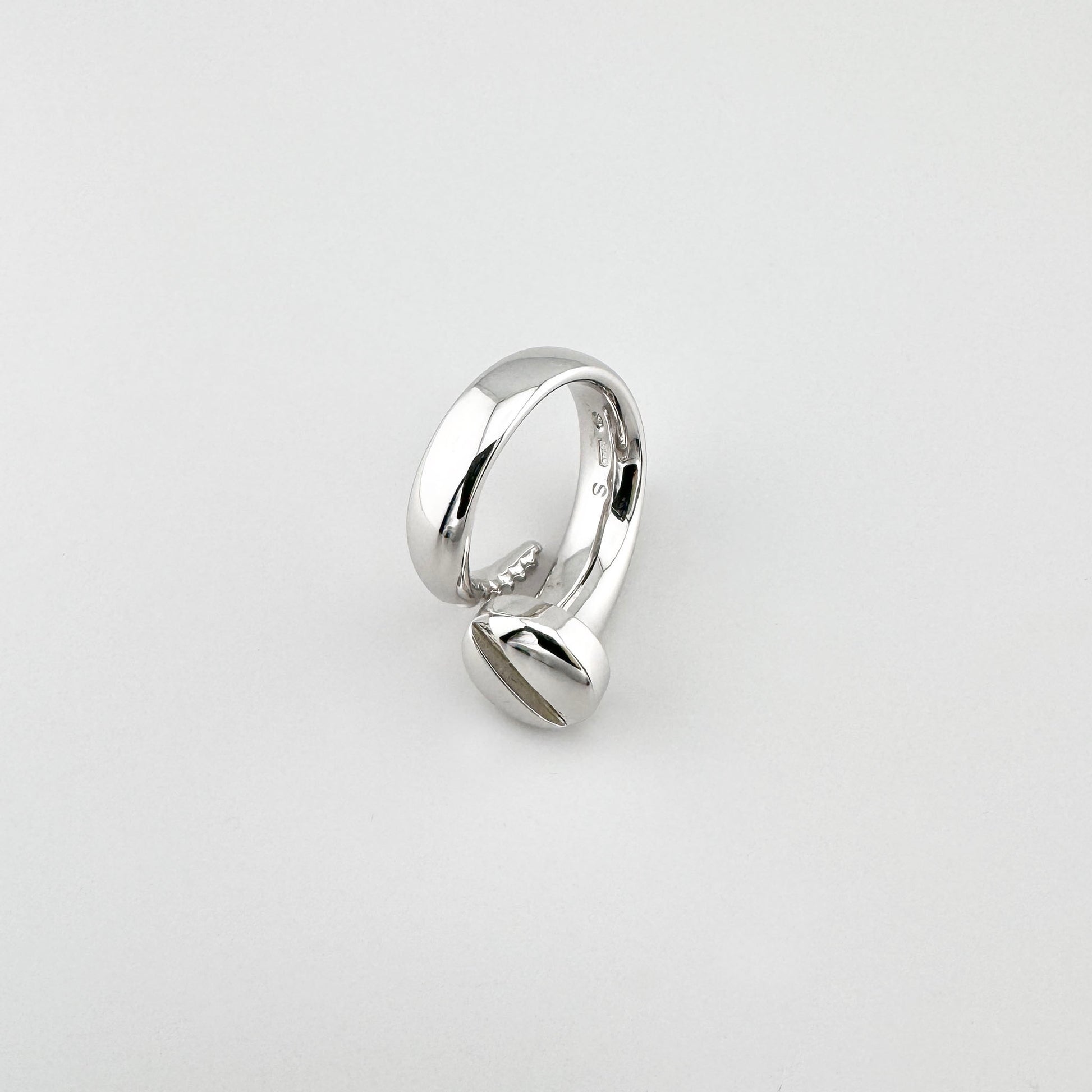 Bague argent Bliss Gioielli motif vis, petit diamant discret et profil sculptural élégant