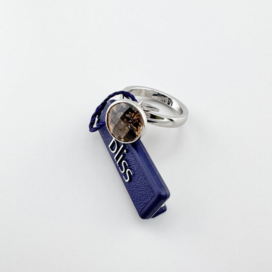 Pierścionek z kwarcem dymnym Bliss o ciepłej, głębokiej barwie