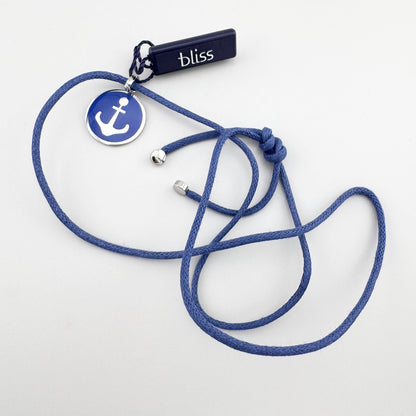 Collier avec ancre en émail bleu posé à plat sur fond clair