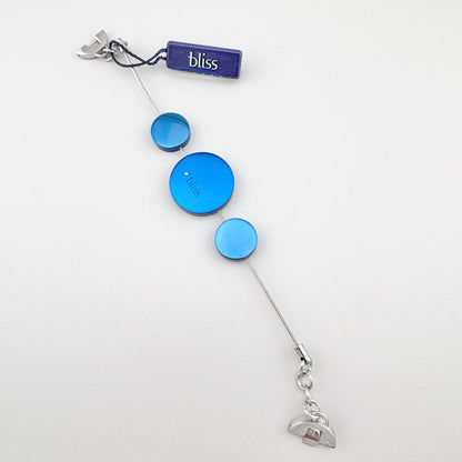 Armband mit blauen Scheiben Bliss Gioielli auf Edelstahlkette liegend