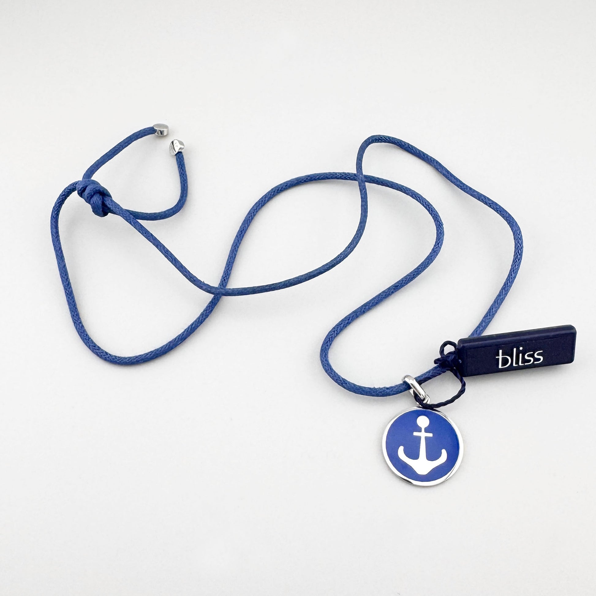 Naszyjnik z kotwicą na tle niebieskiej emalii na granatowym sznurku Bliss