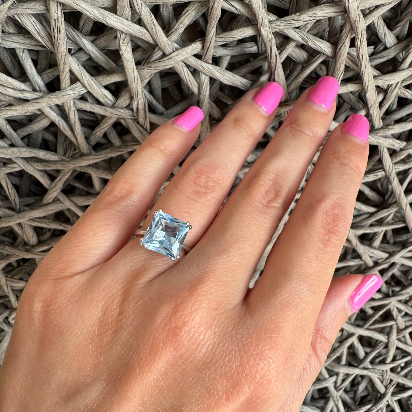 Elegant Bliss Gioielli silver ring with bright blue princess-cut stone on hand