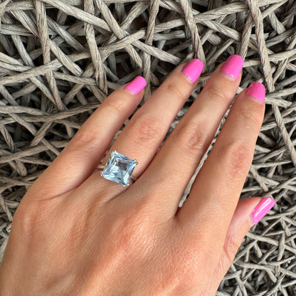 Elegant Bliss Gioielli silver ring with bright blue princess-cut stone on hand