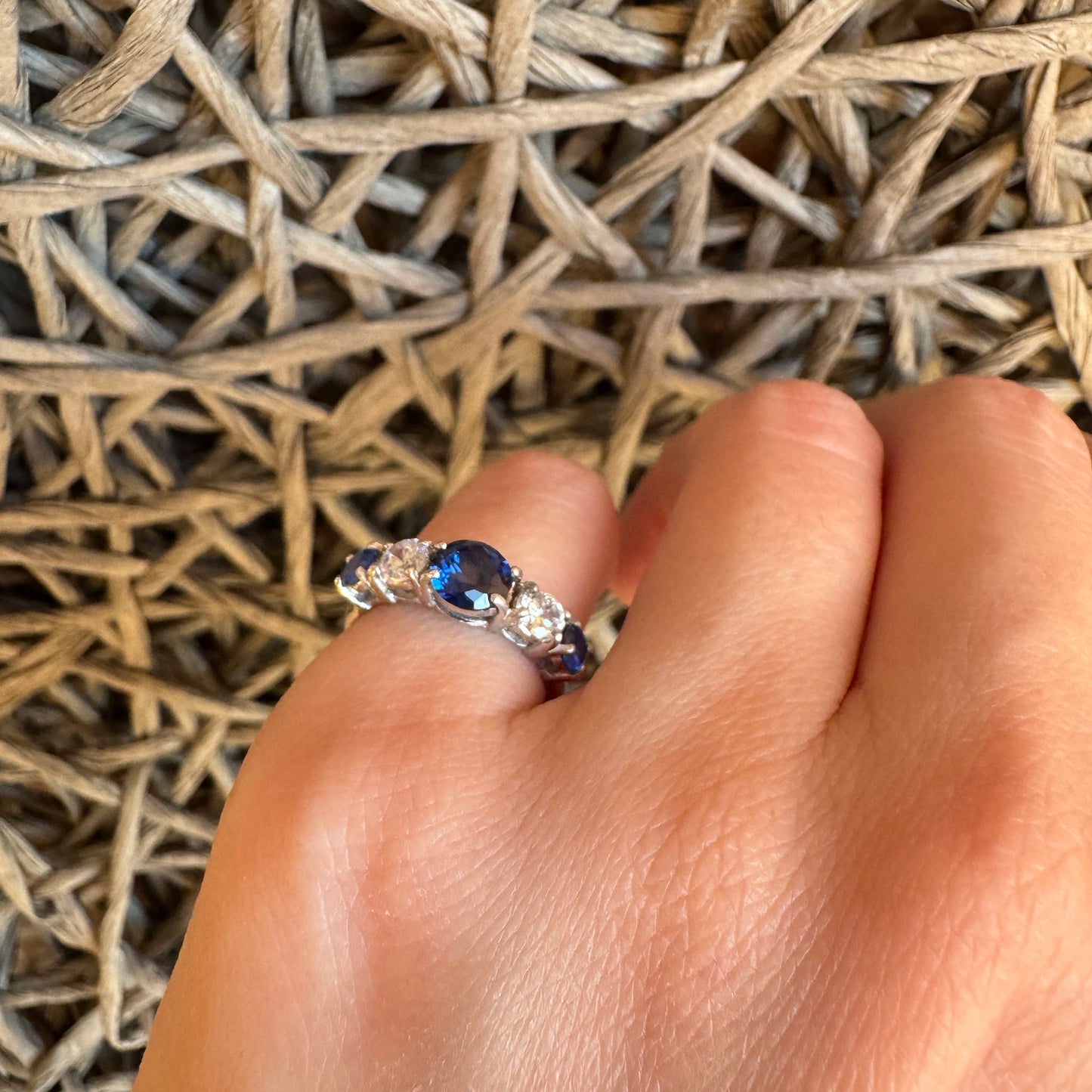 Bague Bliss Gioielli avec pierre bleue intense portée au doigt