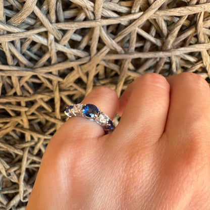 Bague Bliss Gioielli avec pierre bleue intense portée au doigt