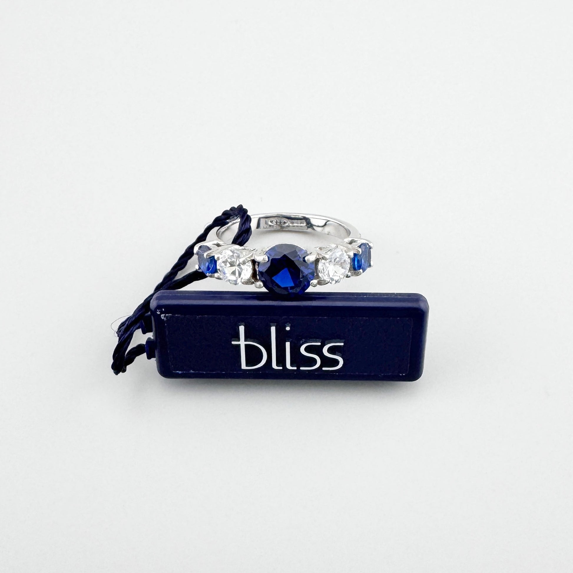 Pierścionek Bliss Gioielli z intensywnie niebieskim kamieniem centralnym