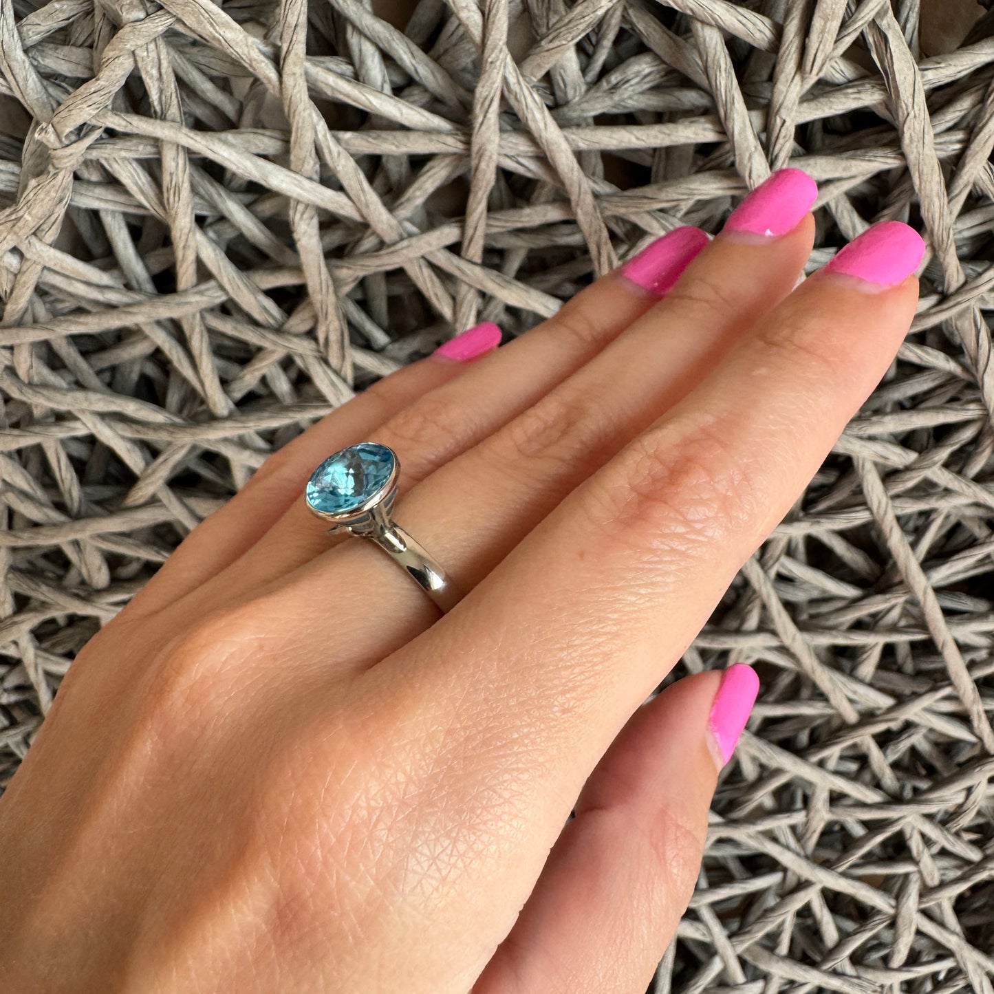 Bliss Gioielli Ring mit blauem Topas und Marken-Gravur, klare Lichtreflexe