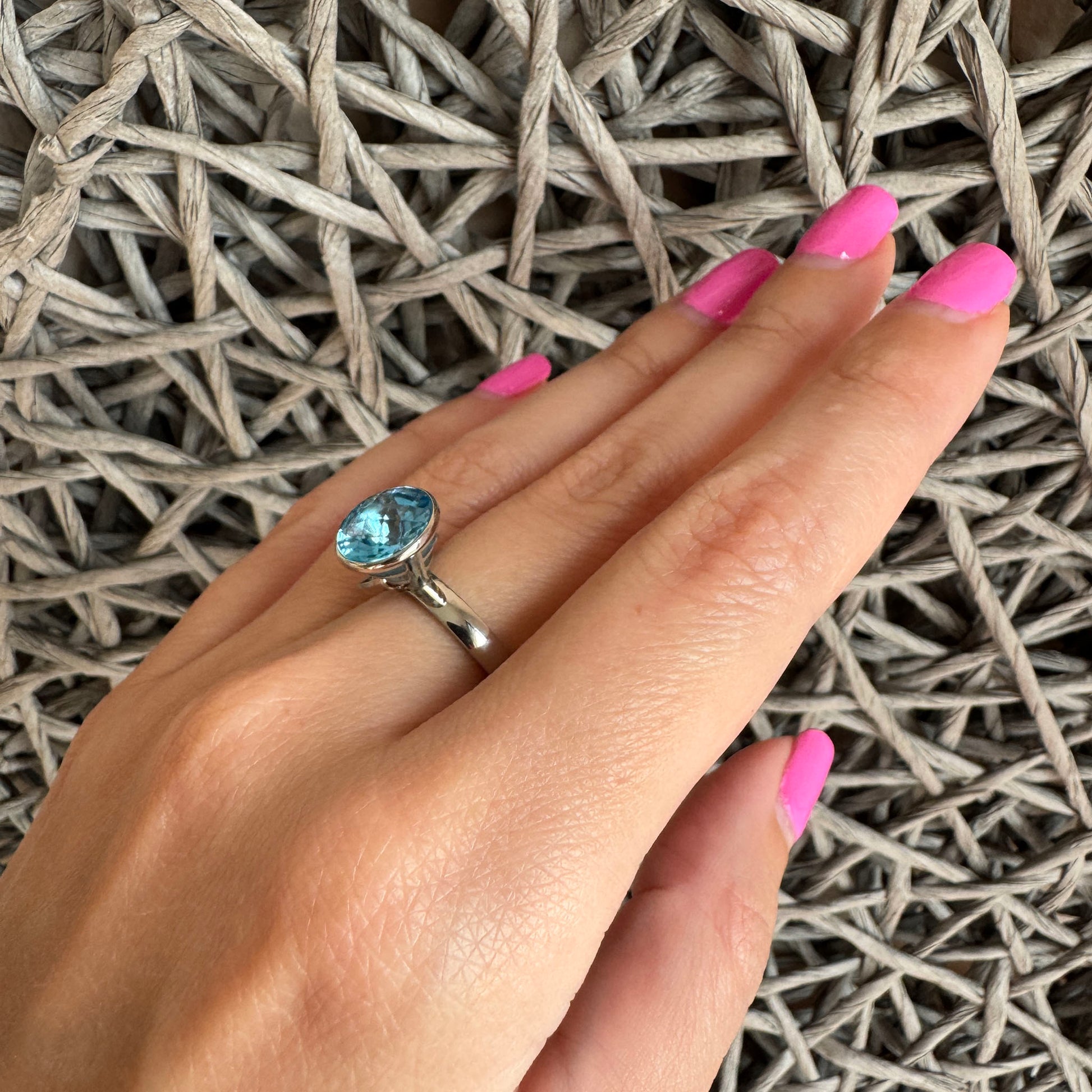 Bliss Gioielli Ring mit blauem Topas und Marken-Gravur, klare Lichtreflexe