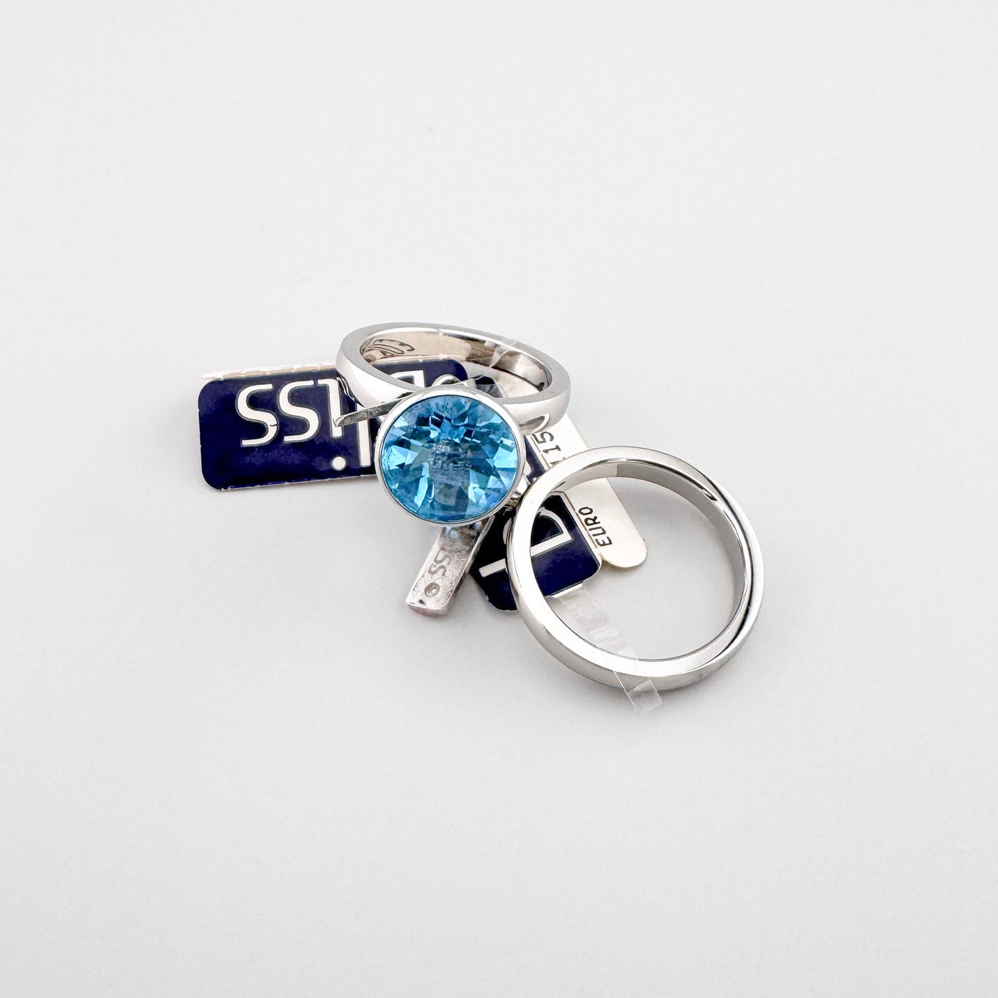 Pierścionek Bliss Gioielli z niebieskim topazem w wysokiej, bezpiecznej oprawie