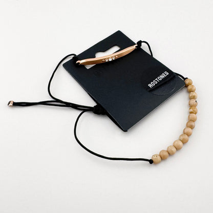 Pulsera con piedras naturales y detalle en tono oro rosa sobre cordón negro