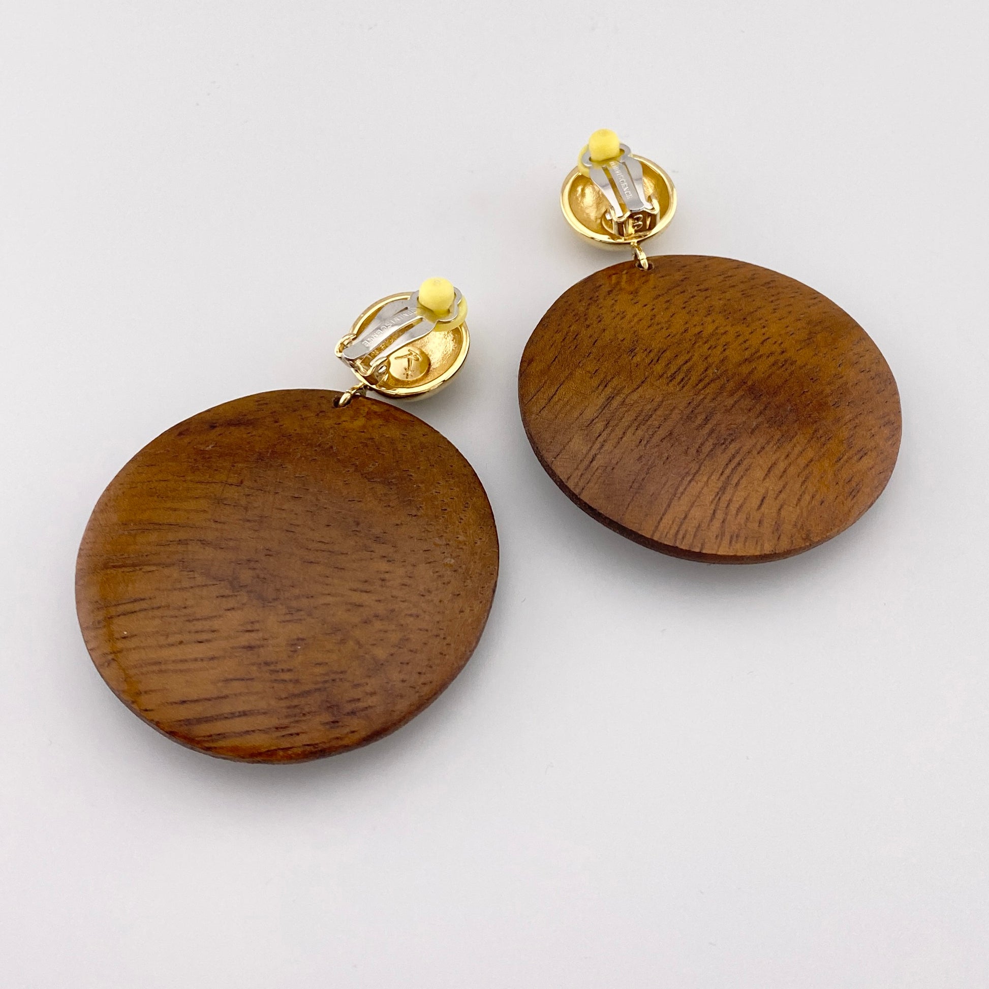 Clips d’oreilles en bois avec décor en métal doré et style rétro bohème