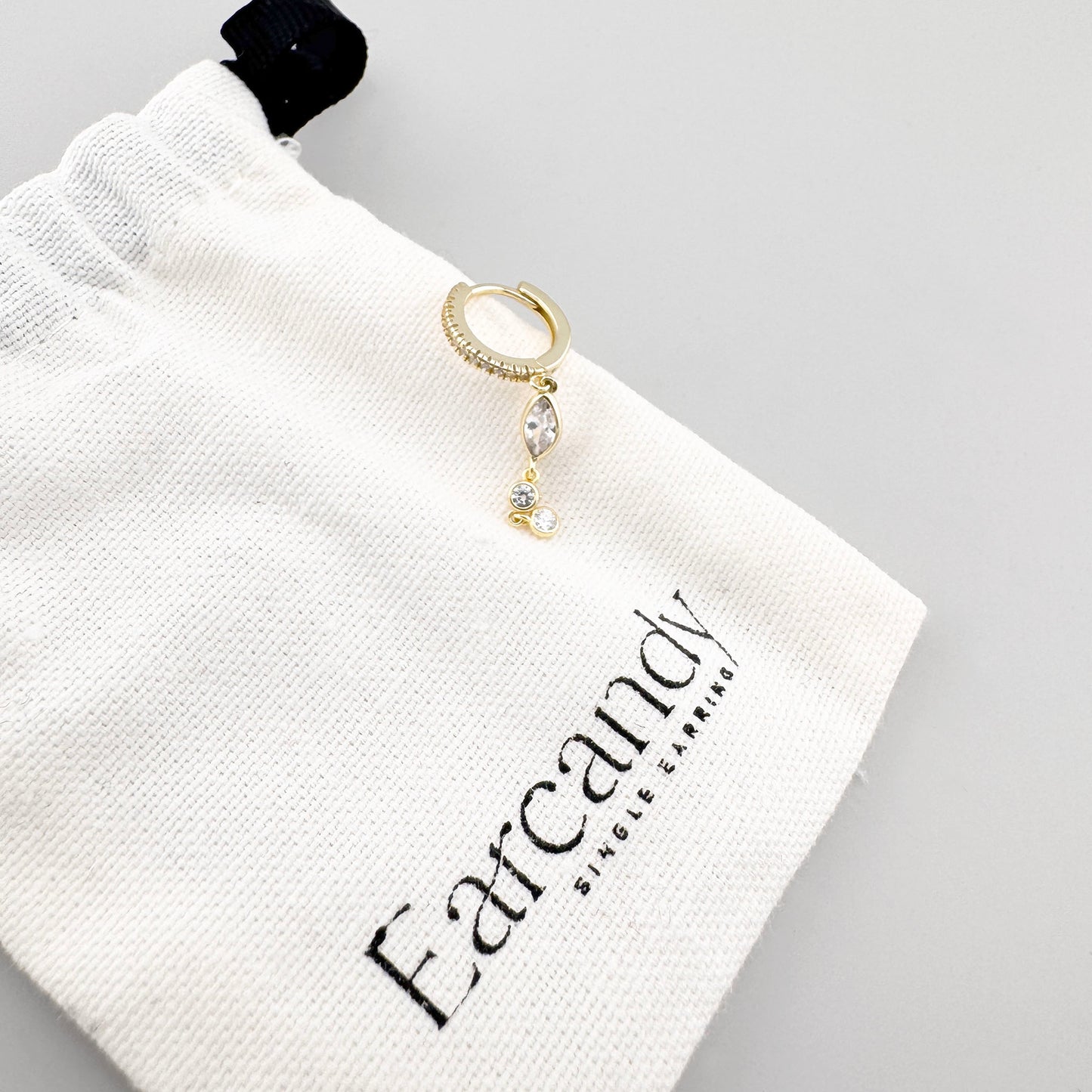 Boucle d’oreille Earcandy avec zirconias et pendentif fin au style lumineux
