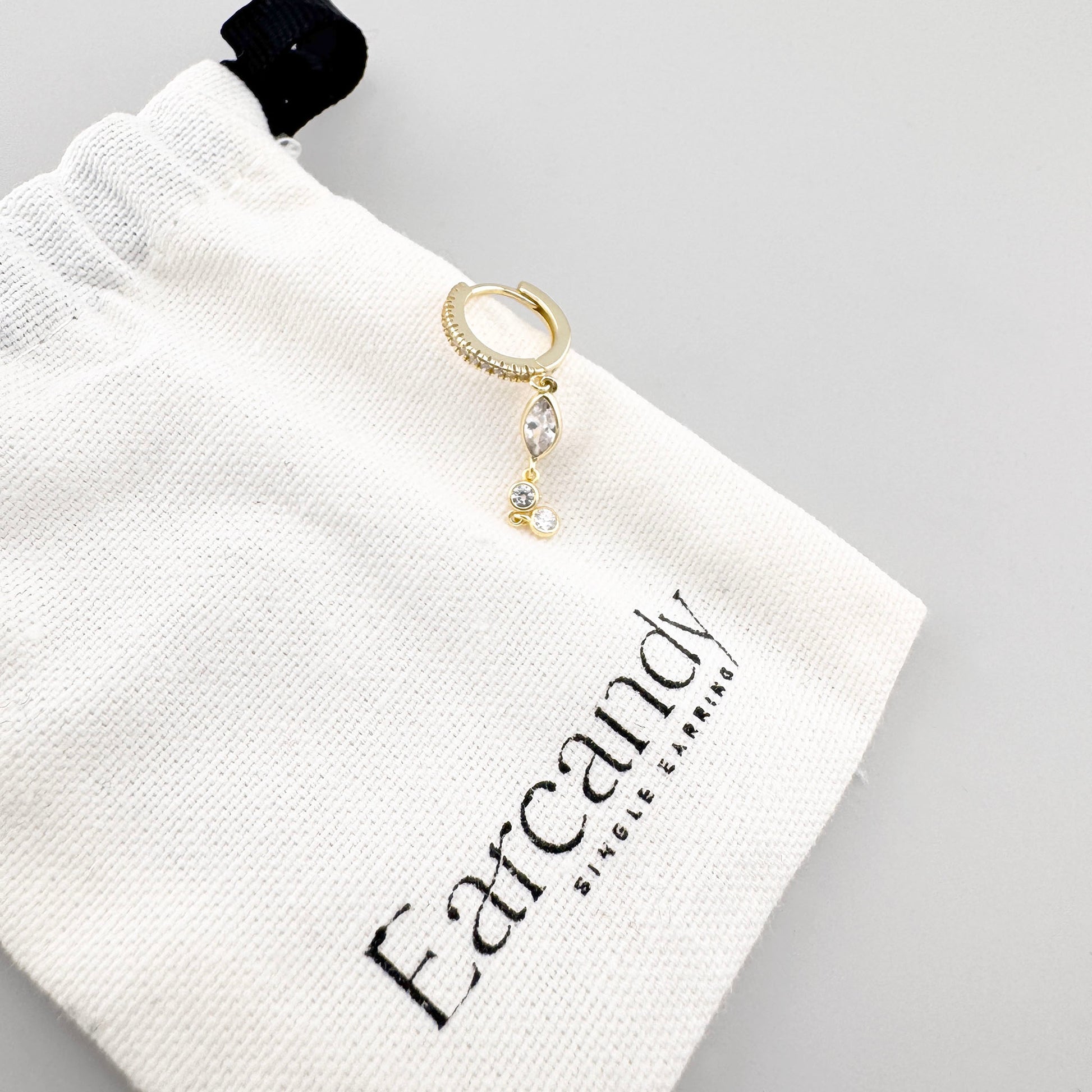 Boucle d’oreille Earcandy avec zirconias et pendentif fin au style lumineux