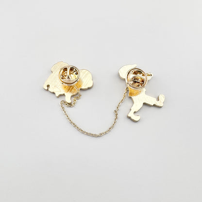 Broche double Sonata avec garçon, chien et fine chaîne décorative