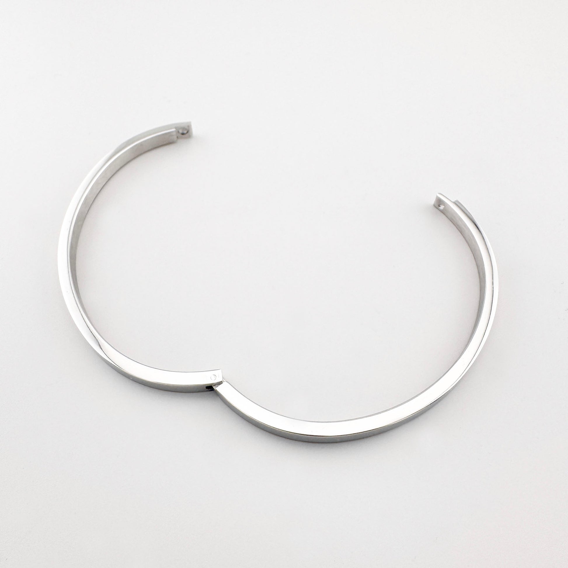 Bracelet minimaliste Maravillas avec ouverture discrète et ligne nette