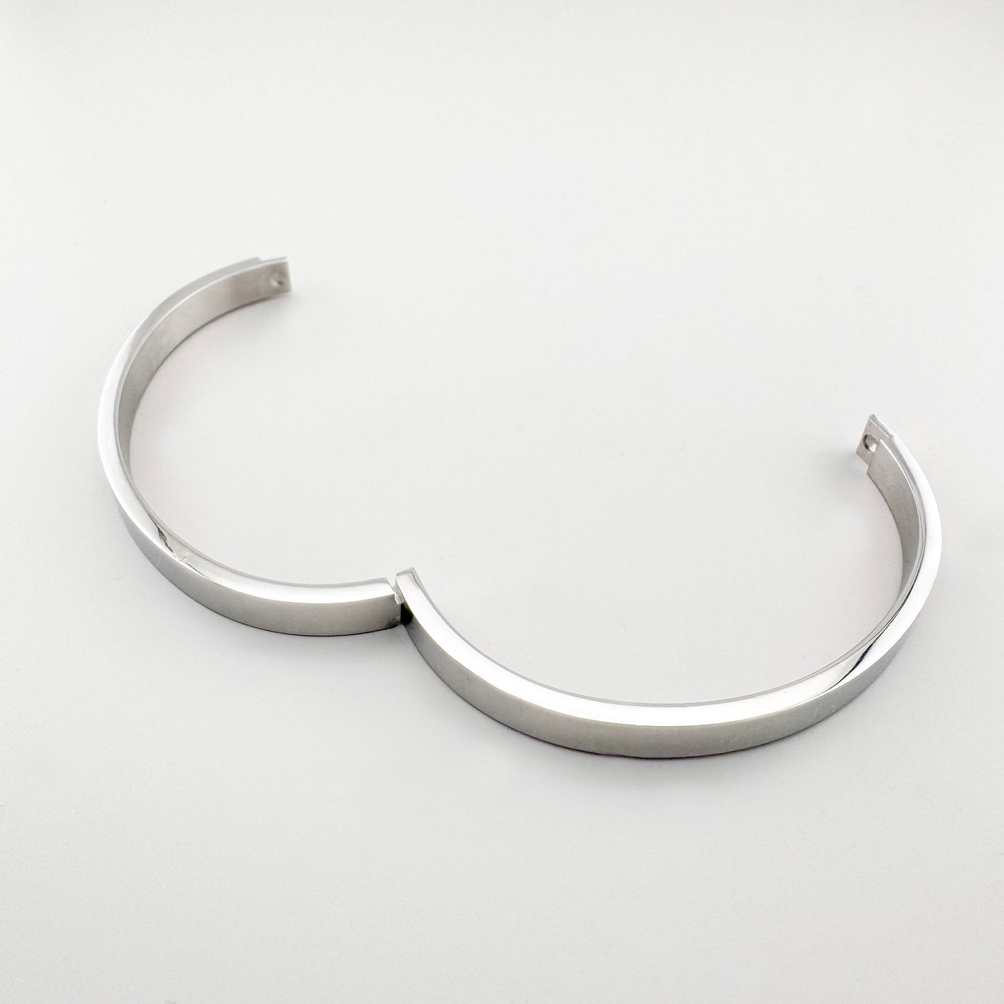 Bracelet Maravillas au design minimaliste avec ouverture discrète et ligne nette