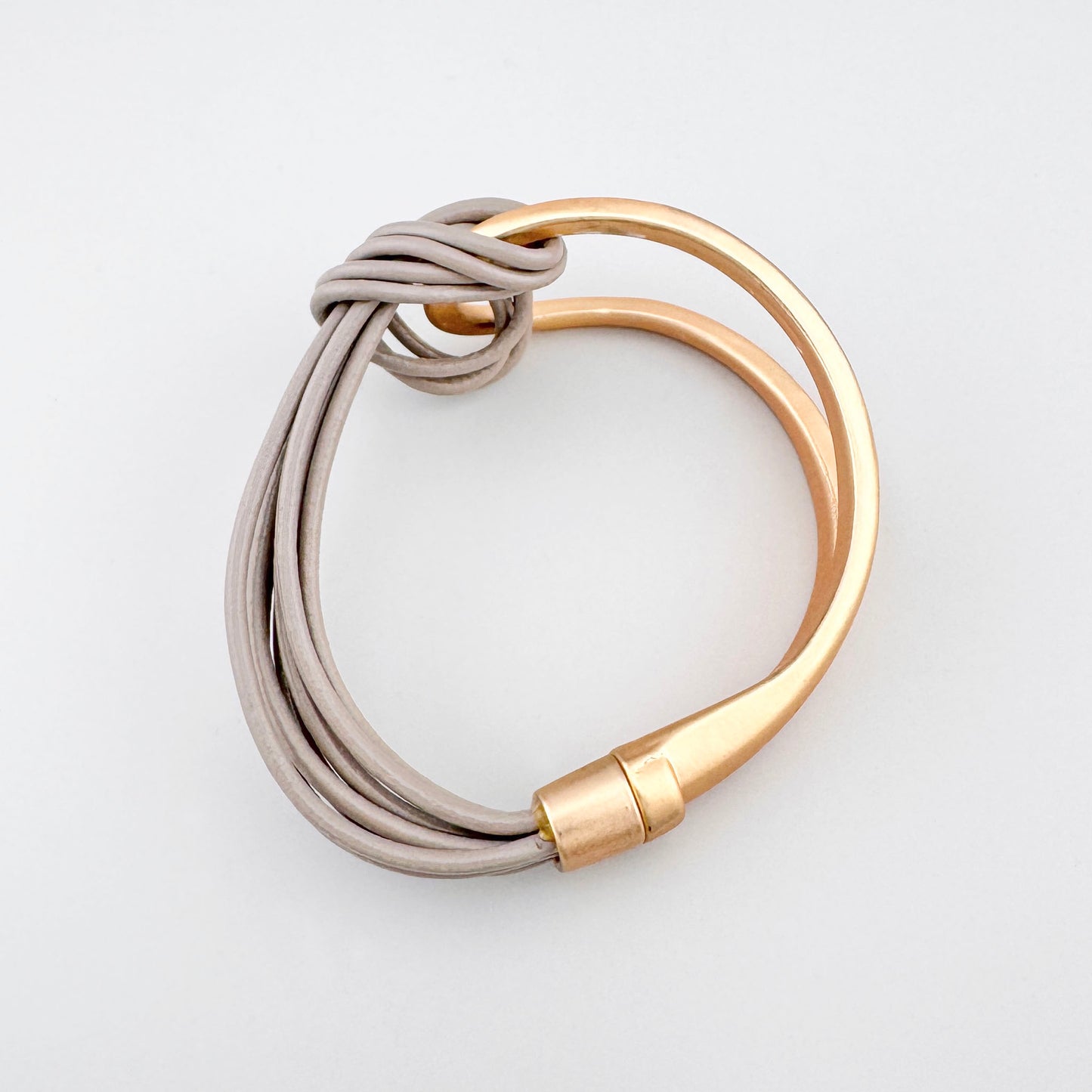 Armband mit Knoten Sonata mit matten grauen Schnüren und goldfarbenem Element