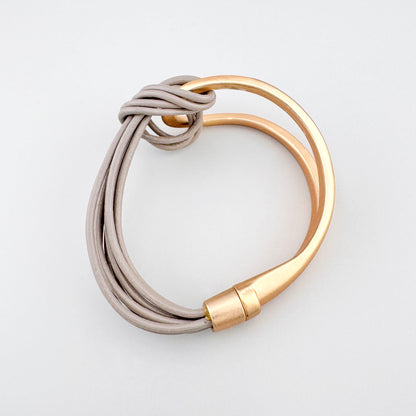 Armband mit Knoten Sonata mit matten grauen Schnüren und goldfarbenem Element
