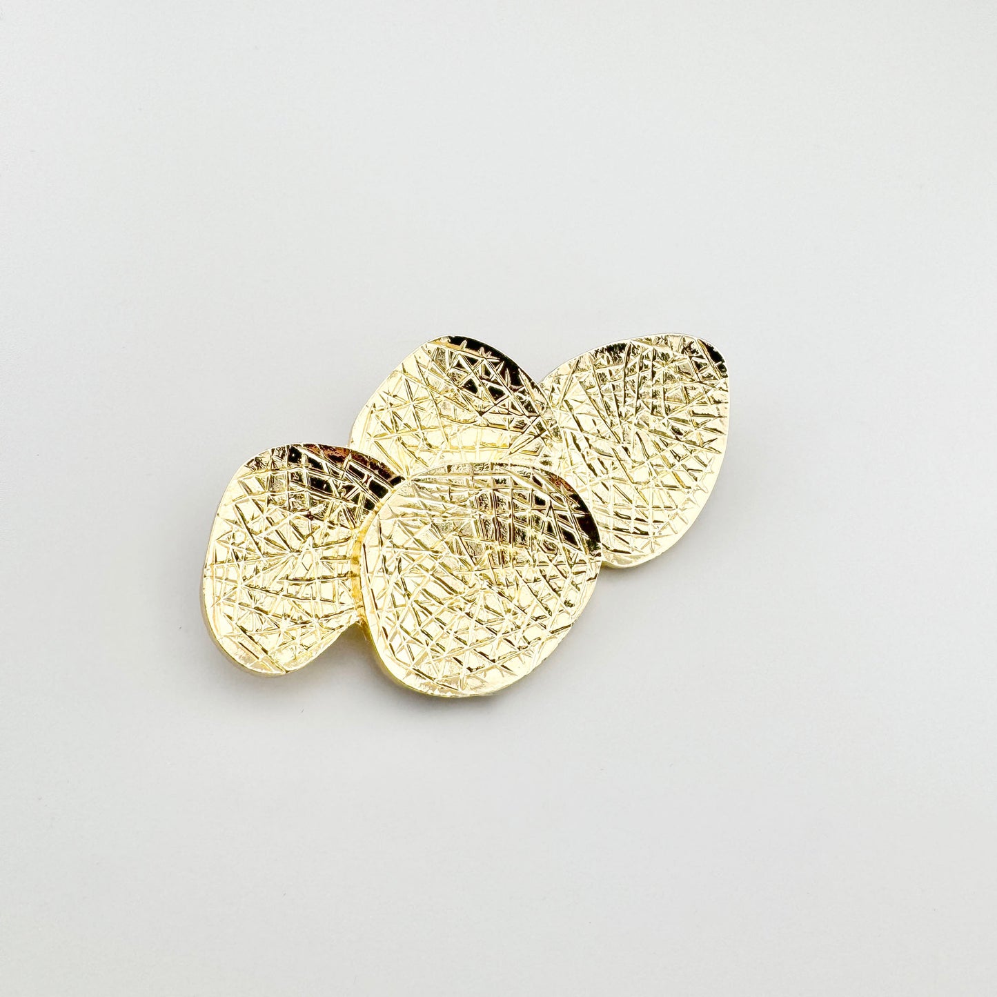 Broche géométrique dorée Sonata avec disques superposés et surface texturée
