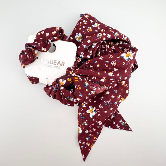 Bordowa gumka Pull&Bear z długimi końcówkami i drobnym kwiatowym wzorem