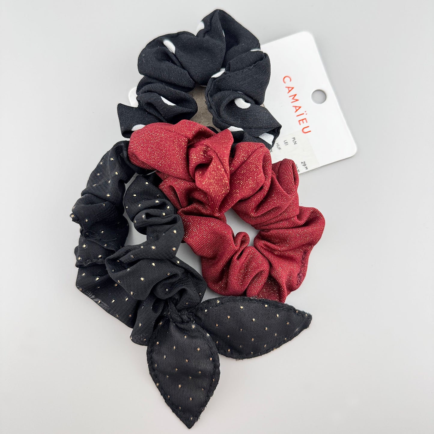 Set of three Camaïeu hair ties in black and burgundy with mixed textures