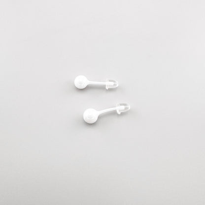 Boucles d’oreilles puces Sonata en céramique blanche avec forme discrète et polie