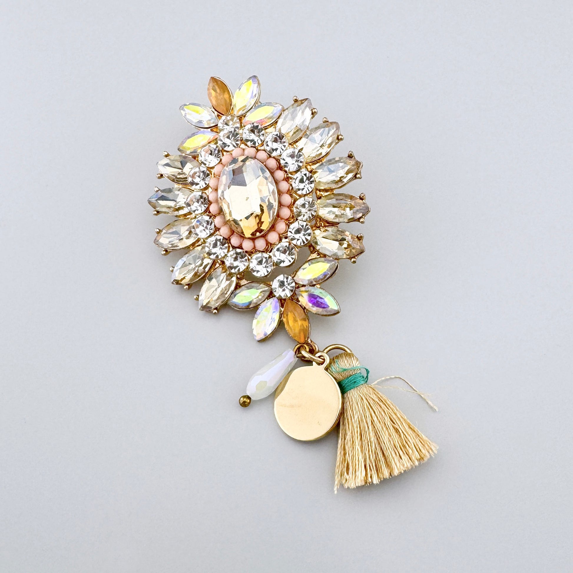 Broche cristal flor Sonata con piedra central champán y borla decorativa