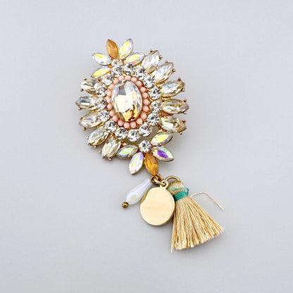 Broche cristal flor Sonata con piedra central champán y borla decorativa