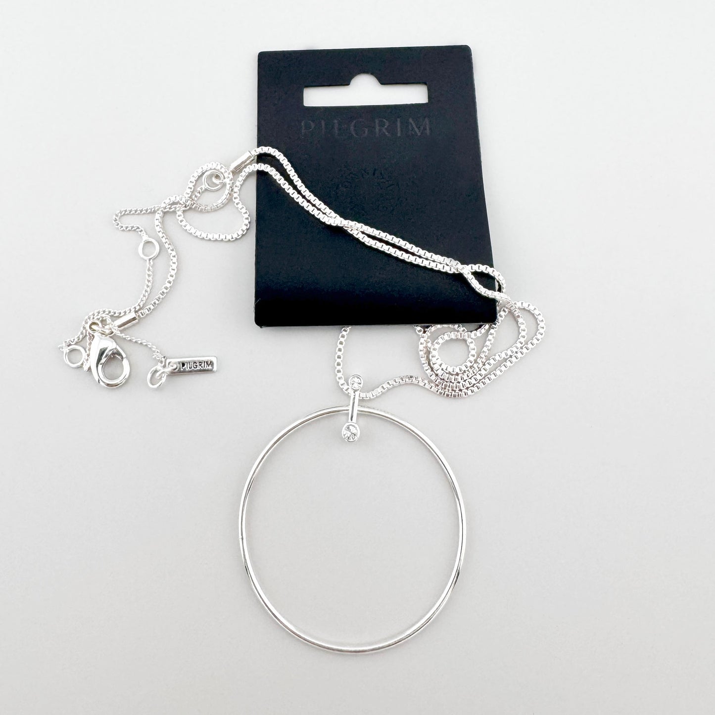 Collar Pilgrim con círculo plateado grande y circonita brillante en diseño minimalista