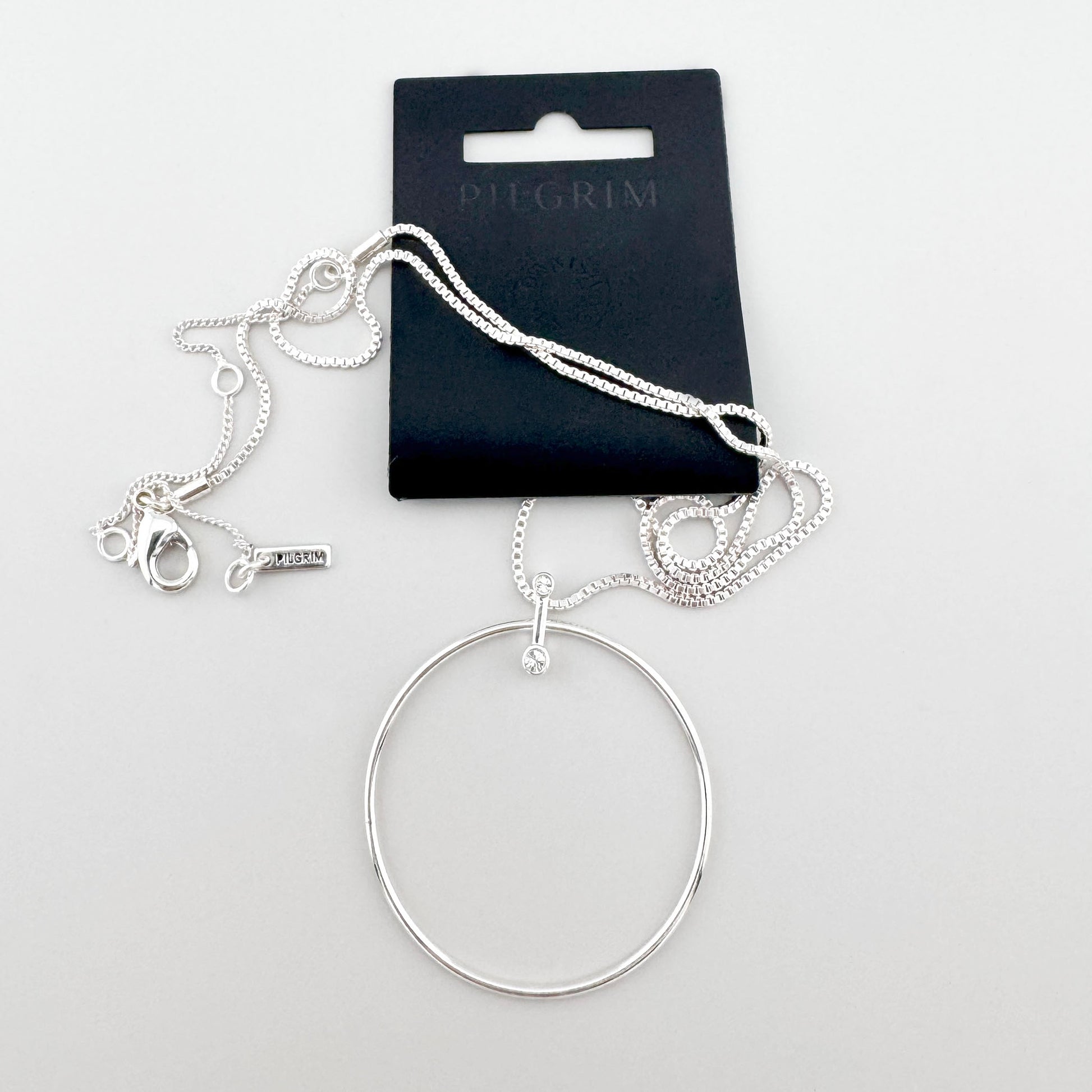 Collar Pilgrim con círculo plateado grande y circonita brillante en diseño minimalista