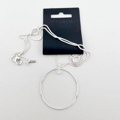 Collar Pilgrim con círculo plateado grande y circonita brillante en diseño minimalista
