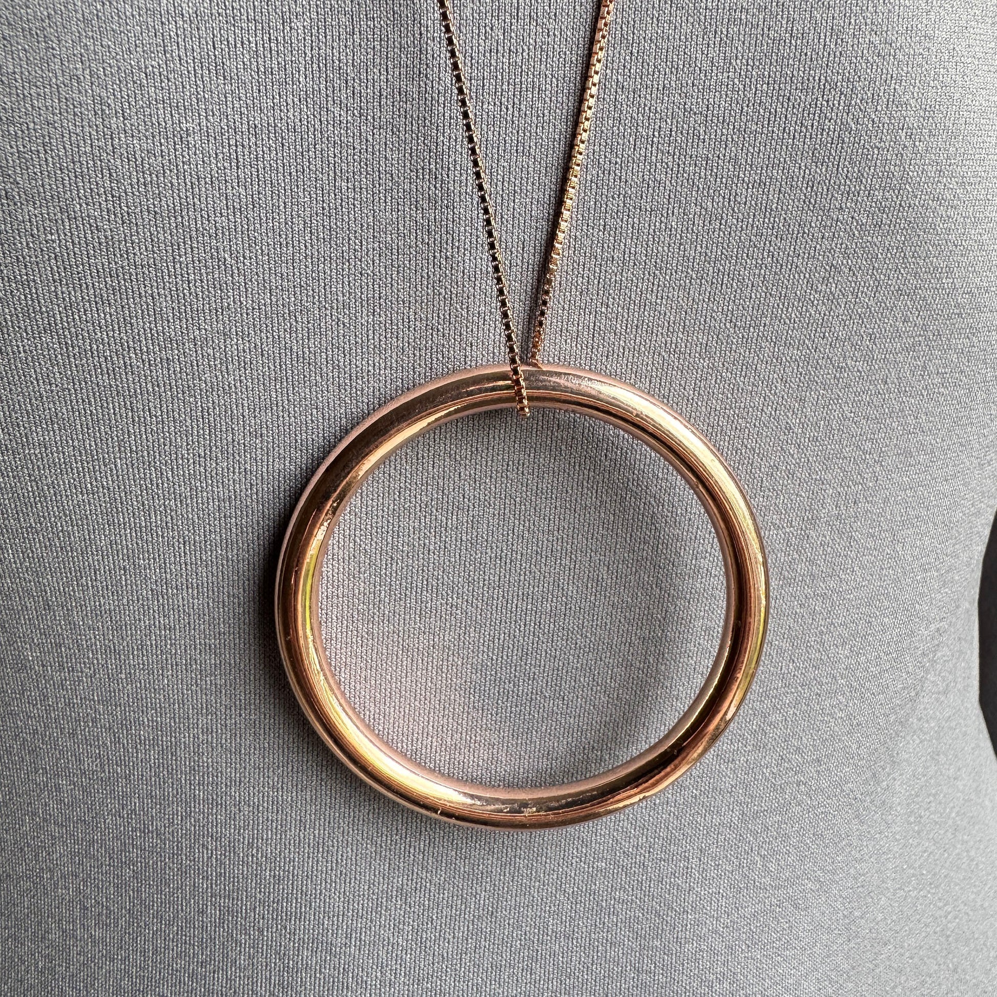 Collier Pilgrim avec grand pendentif rond en doré rose et chaîne longue minimaliste