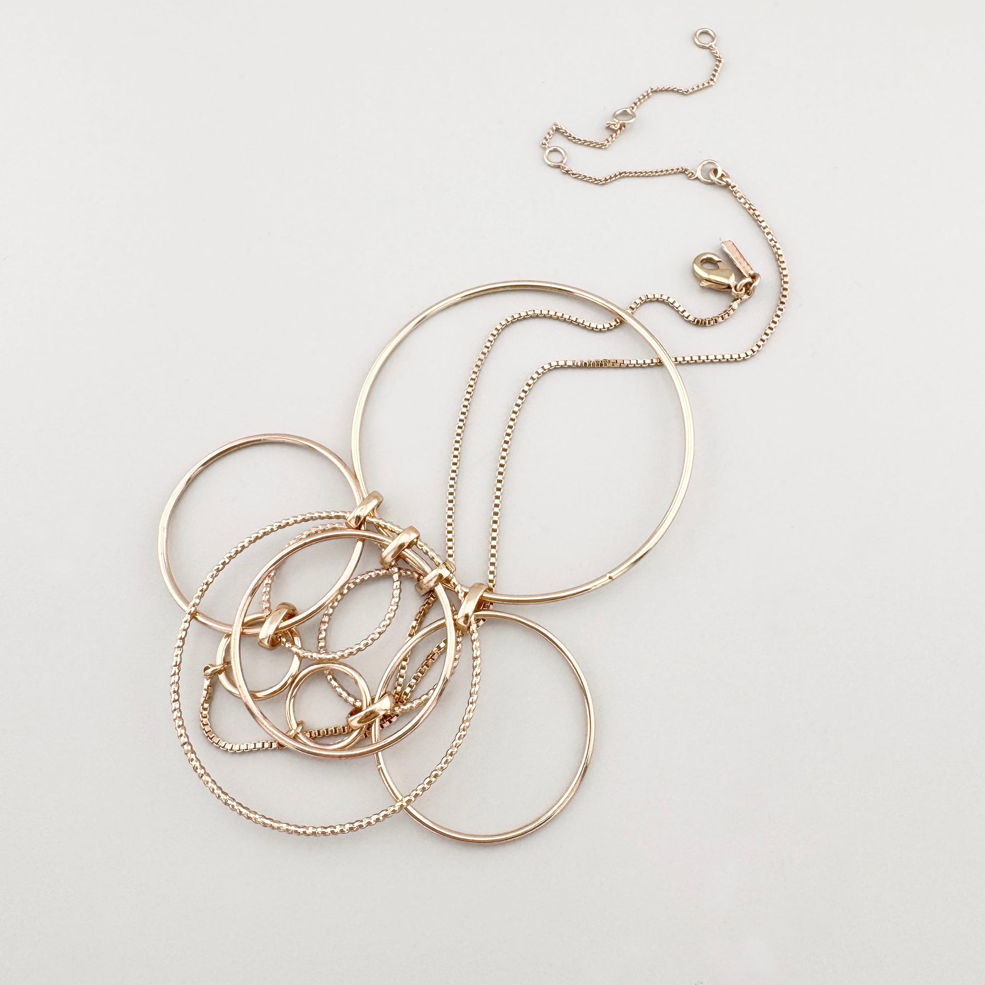 Collar dorado con círculos grandes enlazados en diseño moderno