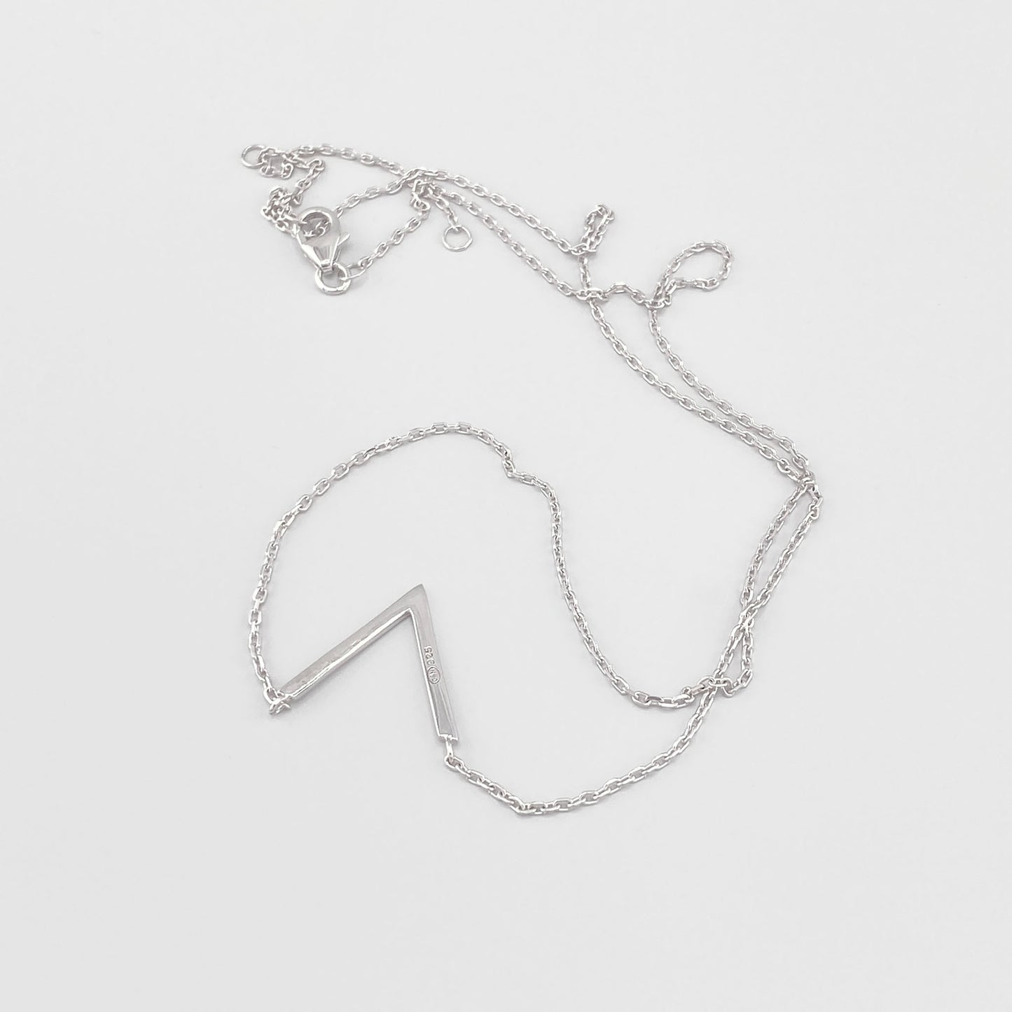 Collier géométrique IRL avec pendentif en forme de V et fine chaîne argentée