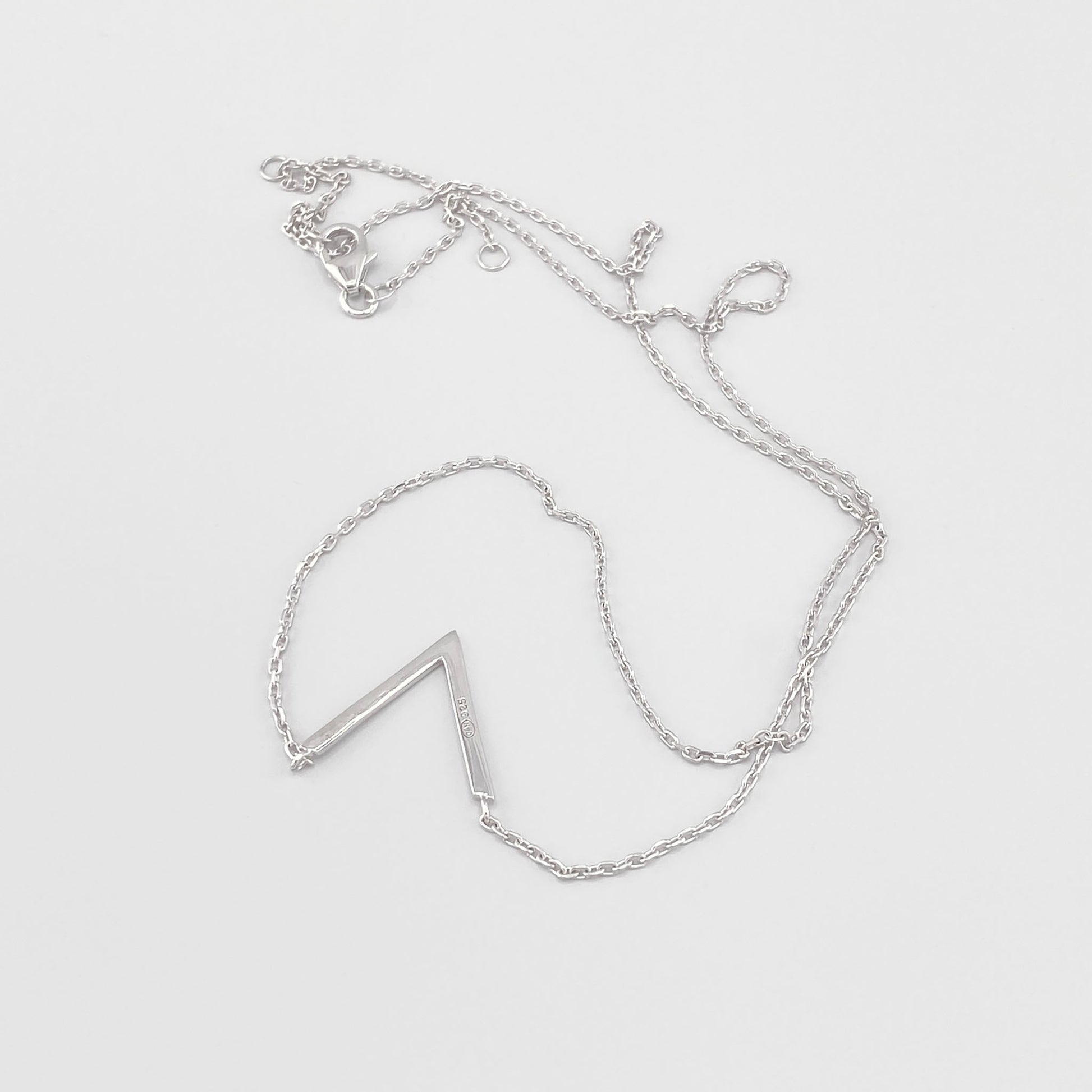 Collier géométrique IRL avec pendentif en forme de V et fine chaîne argentée