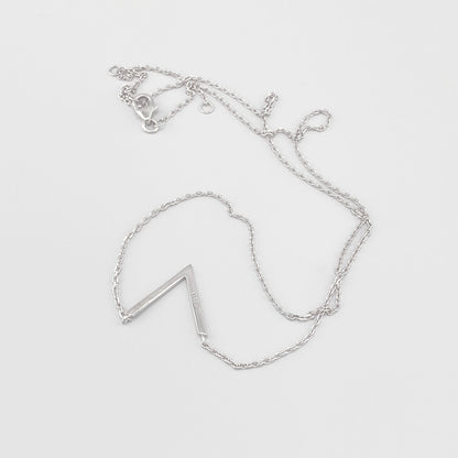 Collier géométrique IRL avec pendentif en forme de V et fine chaîne argentée