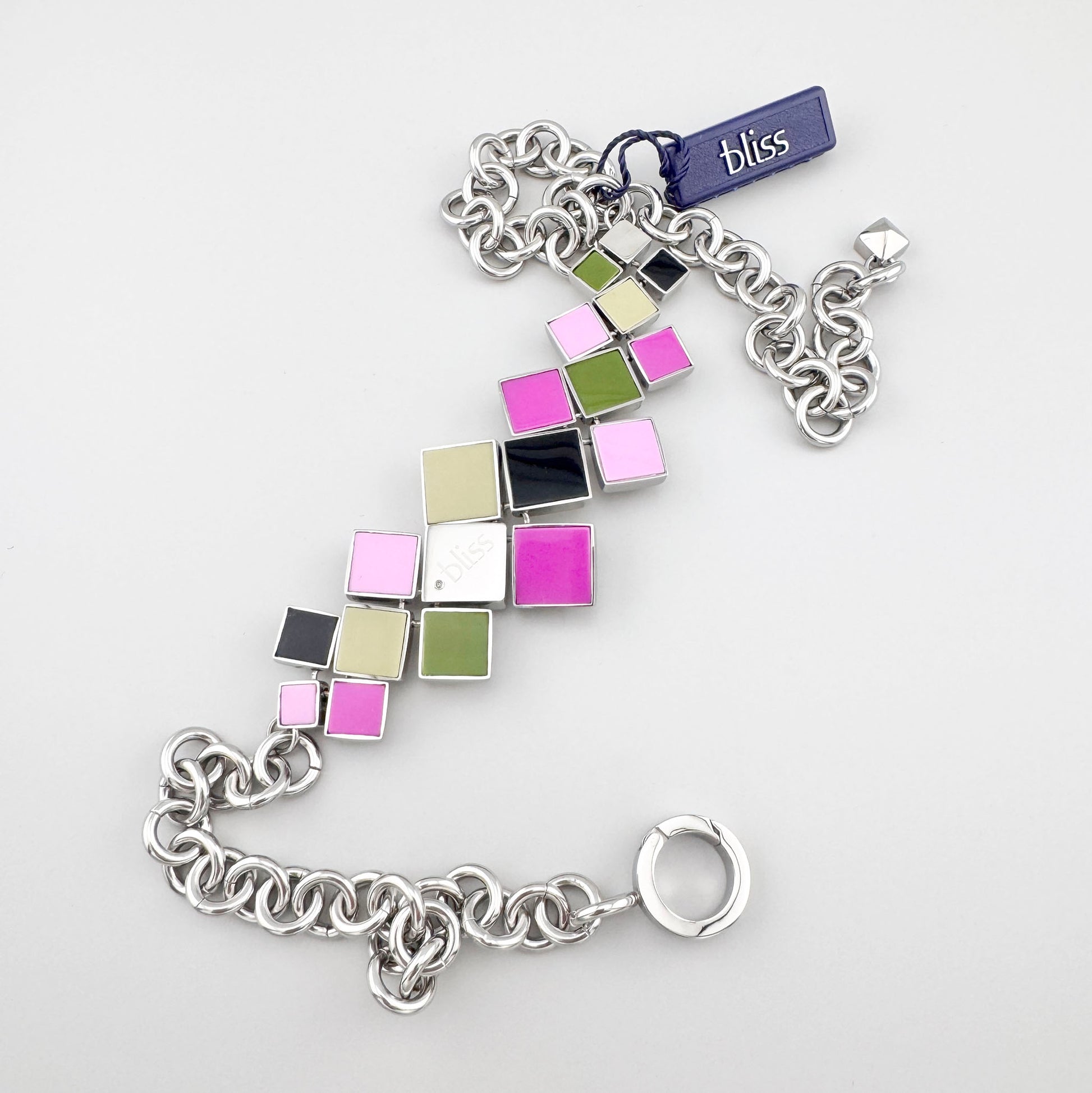 Collier Bliss Gioielli avec carres colores et chaine en acier sur fond clair