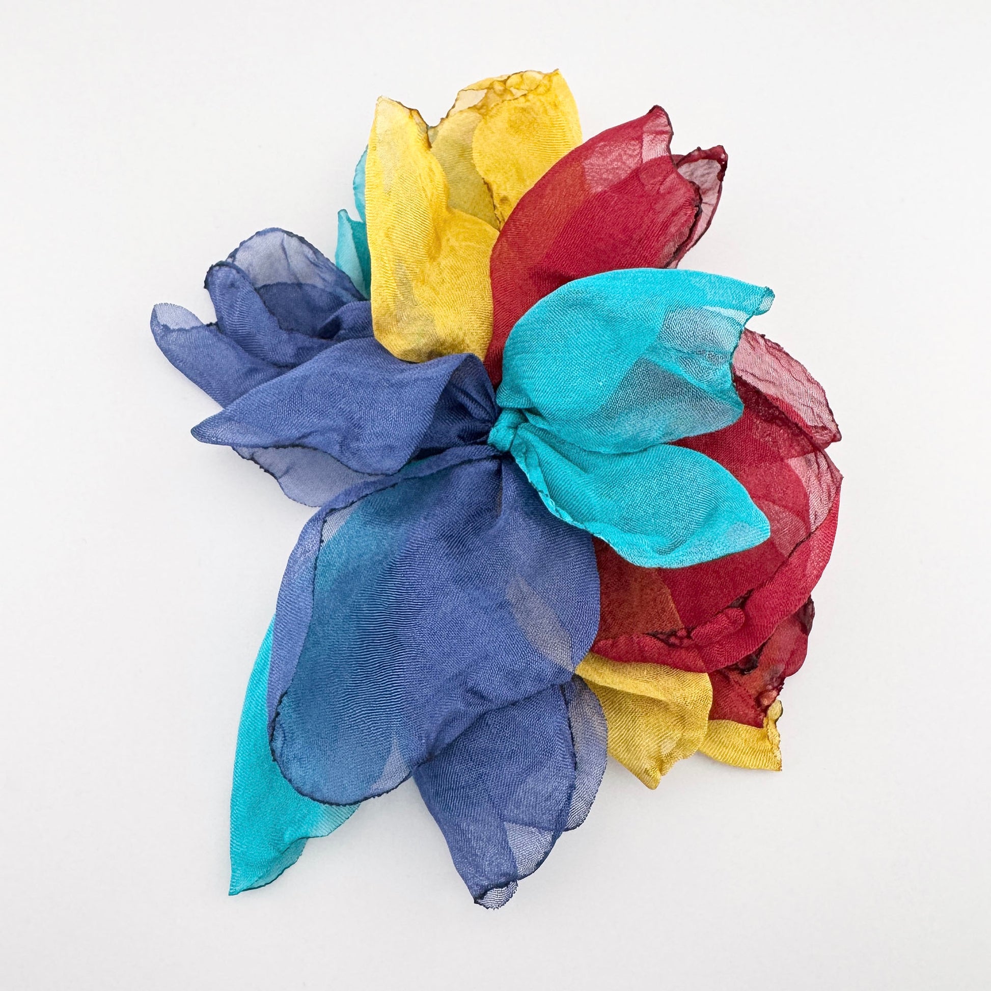 Zweifunktionale Sonata Blumenbrosche aus Organza mit roten blauen und gelben Blättern