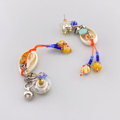 Lange Ohrringe mit Muscheln, Perlen und Kristallen im Boho-Stil