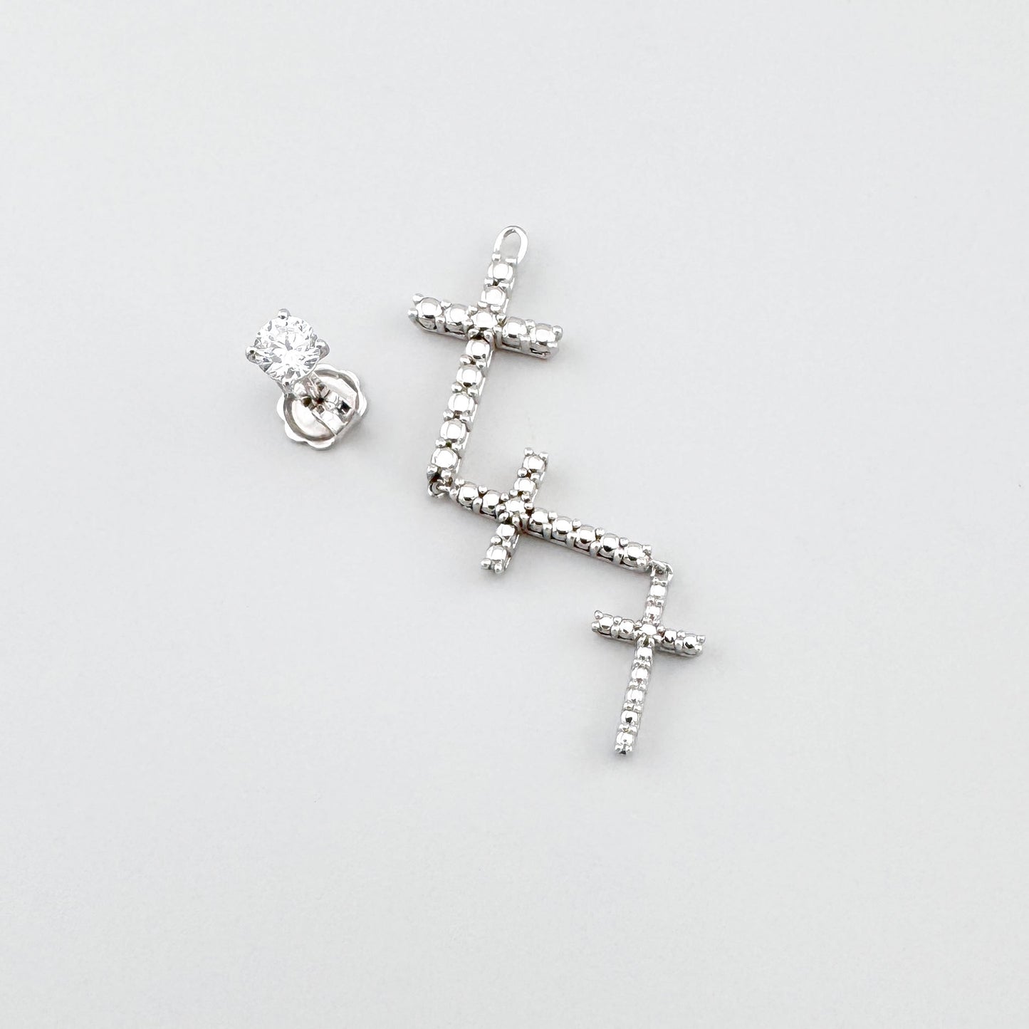 Silberner Ohrring Bliss Gioielli mit drei Kreuzen und Zirkonia im Detail