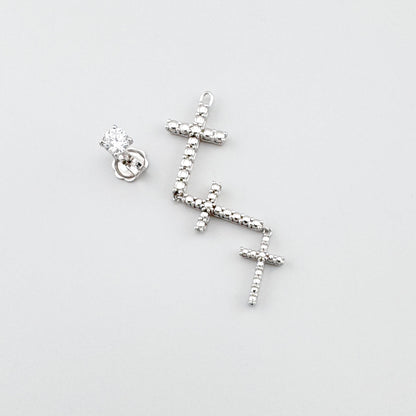 Silberner Ohrring Bliss Gioielli mit drei Kreuzen und Zirkonia im Detail