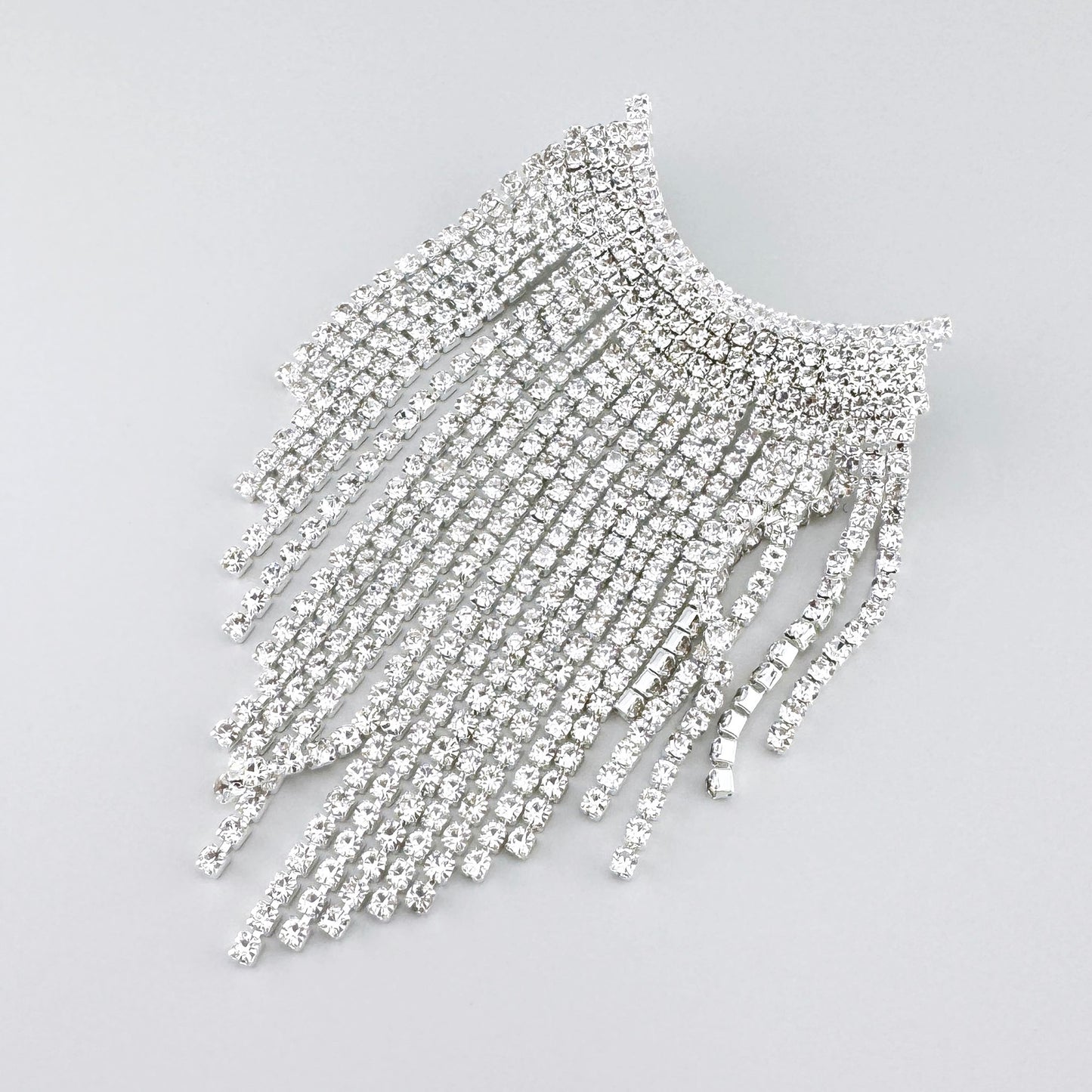 Broszka kryształowa kaskada Maravillas z gęstą srebrzystą frędzlą i wysokim połyskiem