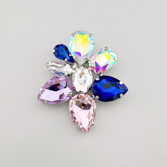 Kwiatowa broszka kryształowa Sonata z wielobarwnymi kamieniami i świetlistym środkiem