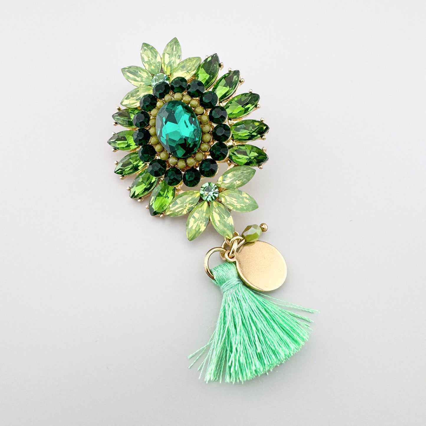Broche fleur Sonata avec cristaux verts, pierre centrale ovale et pampille décorative