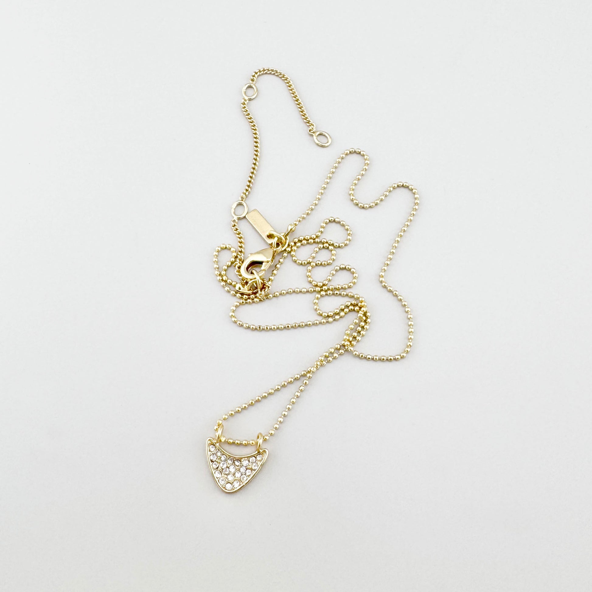 Collier Pilgrim avec pendentif orné de zircons délicats et chaîne dorée fine