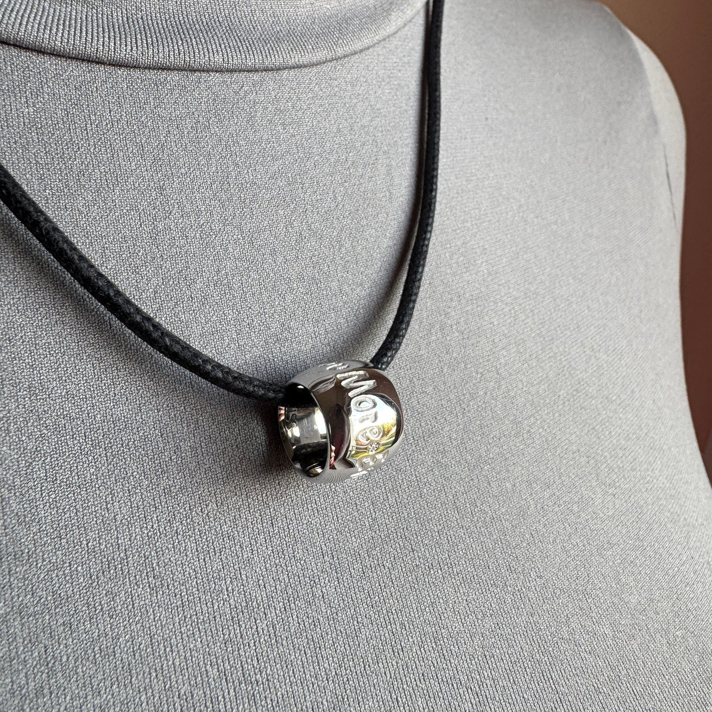 Halskette mit zylindrischem Anhänger Bliss, schwarzes Band, minimalistischer moderner Stil