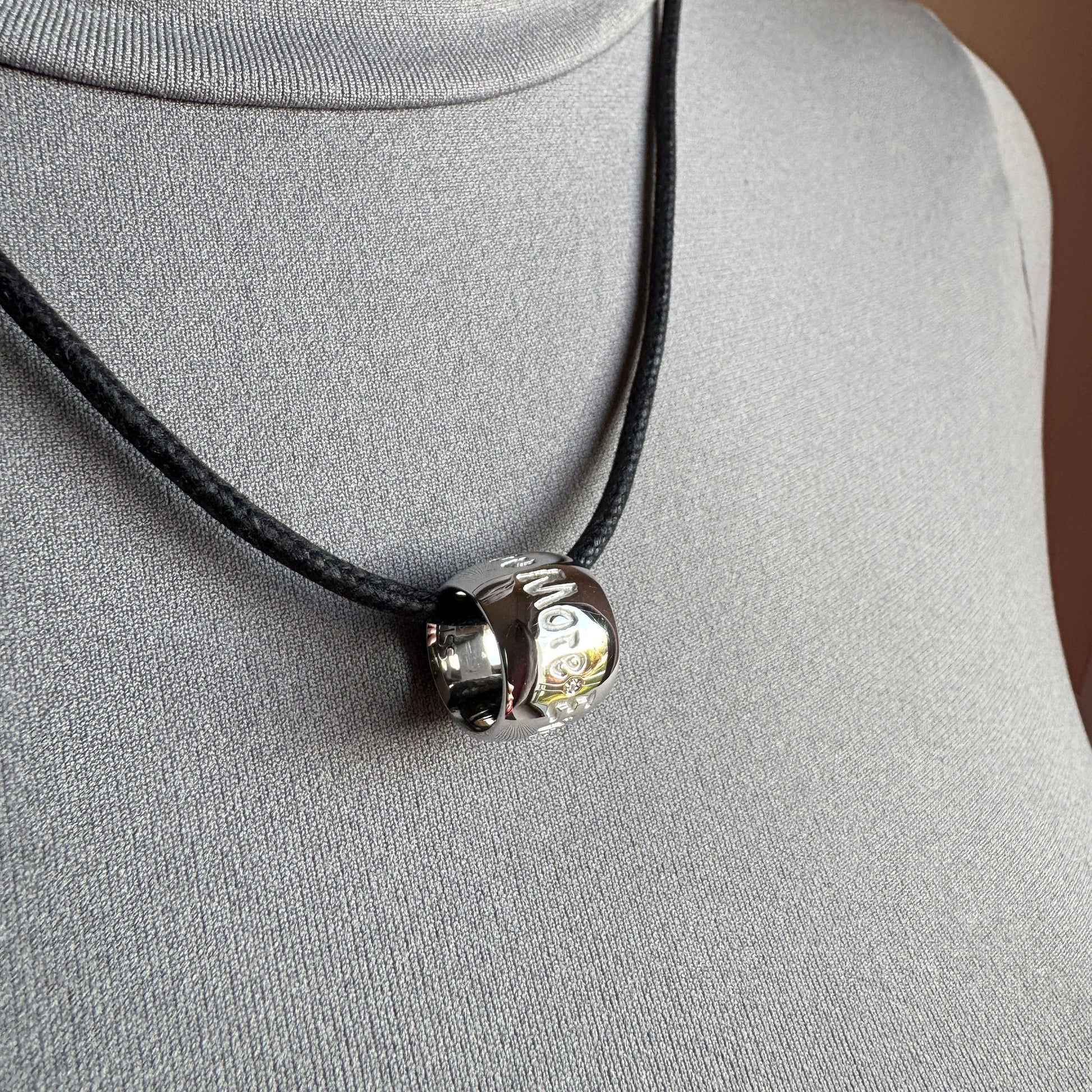 Halskette mit zylindrischem Anhänger Bliss, schwarzes Band, minimalistischer moderner Stil