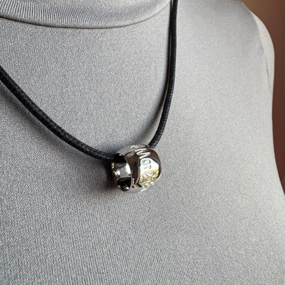 Halskette mit zylindrischem Anhänger Bliss, schwarzes Band, minimalistischer moderner Stil